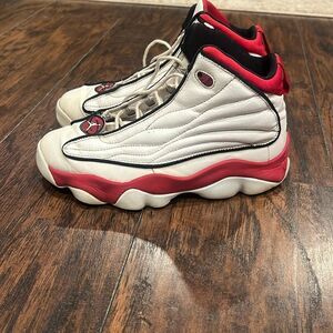 Jordan Youth Jordan Pro Strong  Size 6Y women size 7.5 White/Black/Gym Red